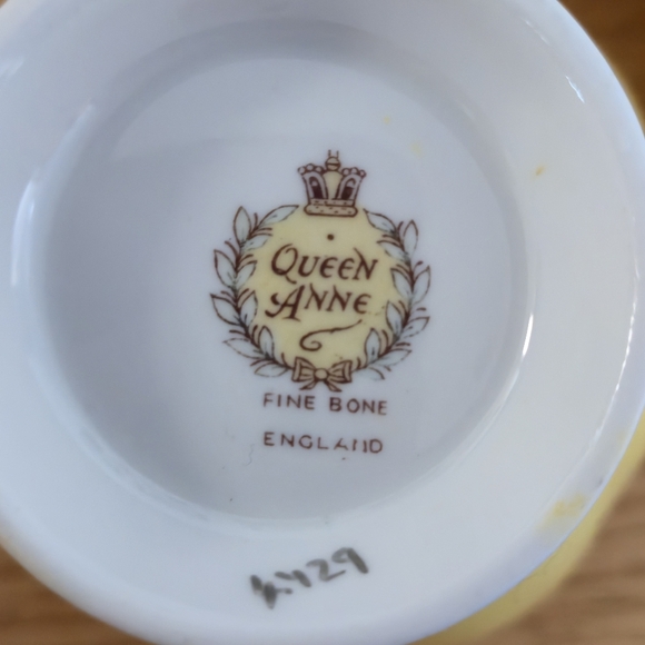 Queen Anne Yellow Gold Filigree Bone China Tea Cup & Saucer Vintage Royalcore - Picture 3 of 11